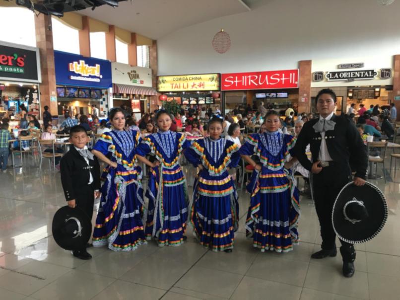 La Compañía de Danza Folklórica Maceualoyan se presentó con éxito en Plaza Dorada, la interpretación de los pequeños bailarines lleno de aplausos el Fast Food del centro comercial